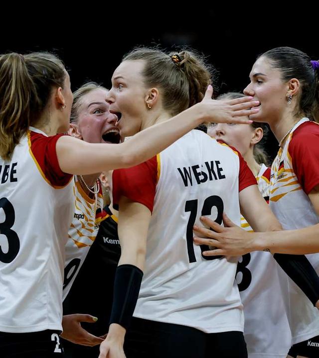 DVV-Frauen bejubeln ihren knappen Sieg gegen Frankreich