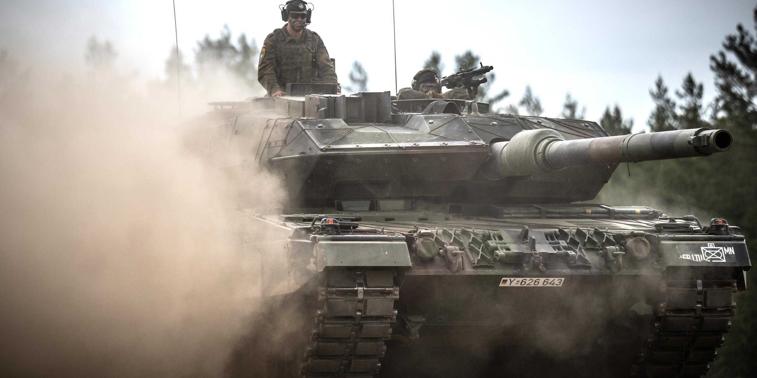 Ein Soldat fährt einen Panzer mit dem Kennzeichen der Bundeswehr.