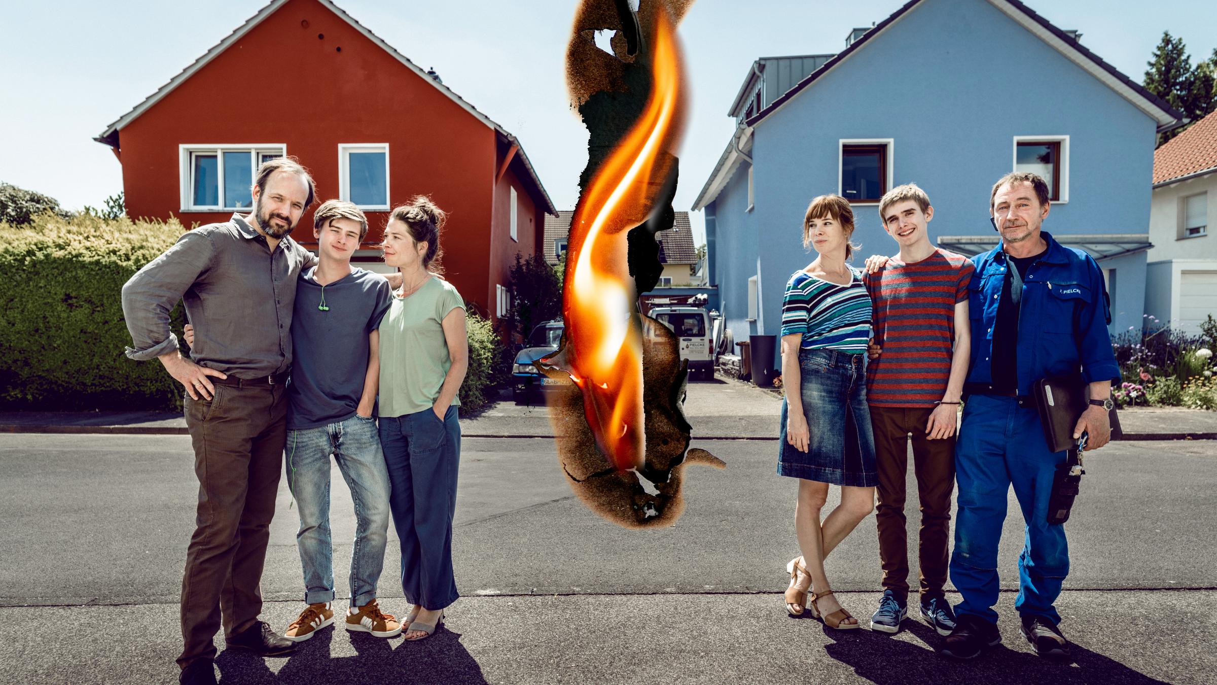 "DEUTSCHER": Christoph Schneider (Felix Knopp), David Schneider (Paul Sundheim), Eva Schneider (Meike Droste), Ulrike Pielcke (Milena Dreißig), Marvin Pielcke (Johannes Geller), Frank Pielcke  (Thorsten Merten) schauen in die Kamera