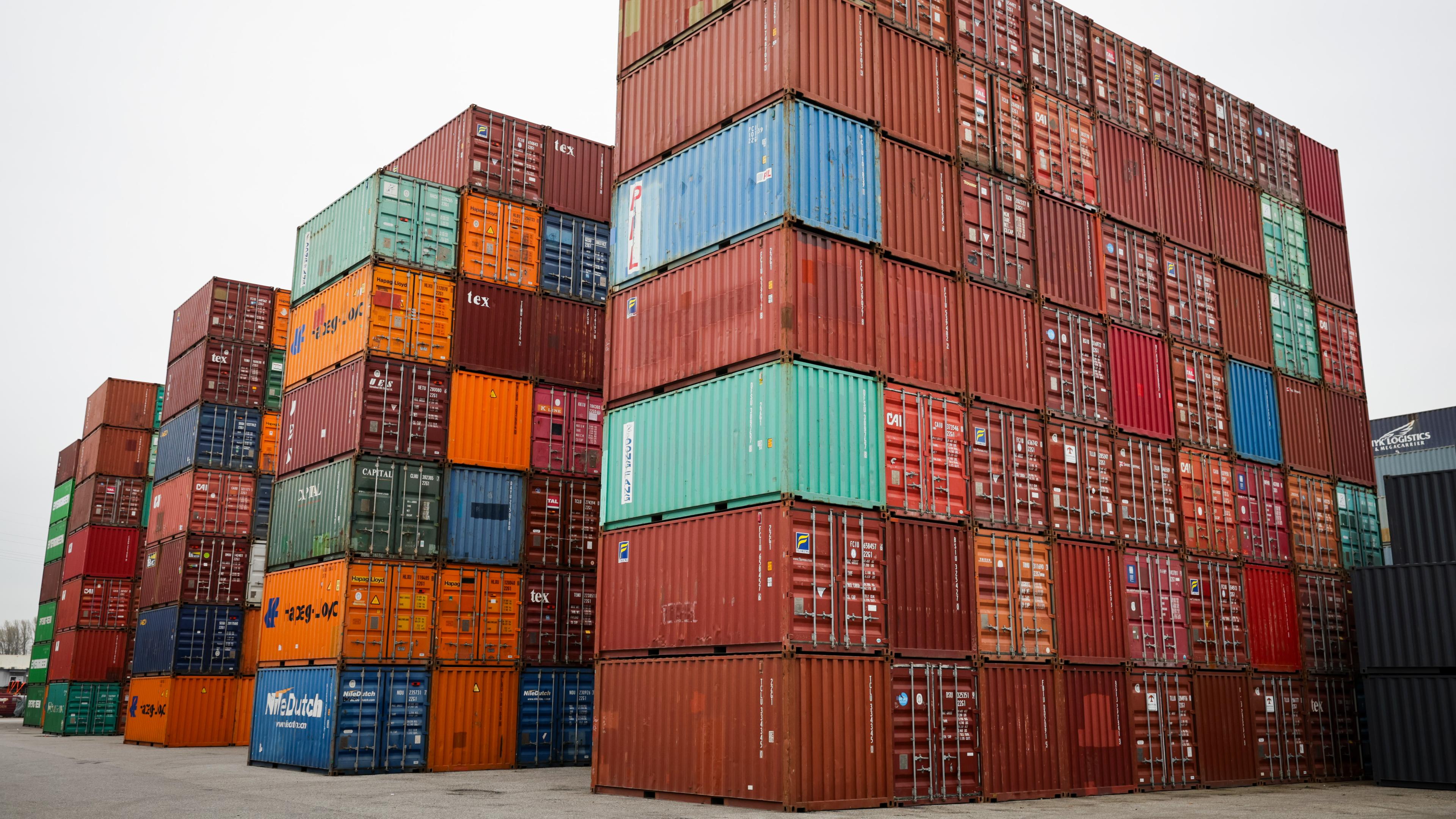 Hamburg: Zahlreiche Container verschiedener Reedereien sind auf einem Lagerplatz im Hamburger Hafen zu sehen.