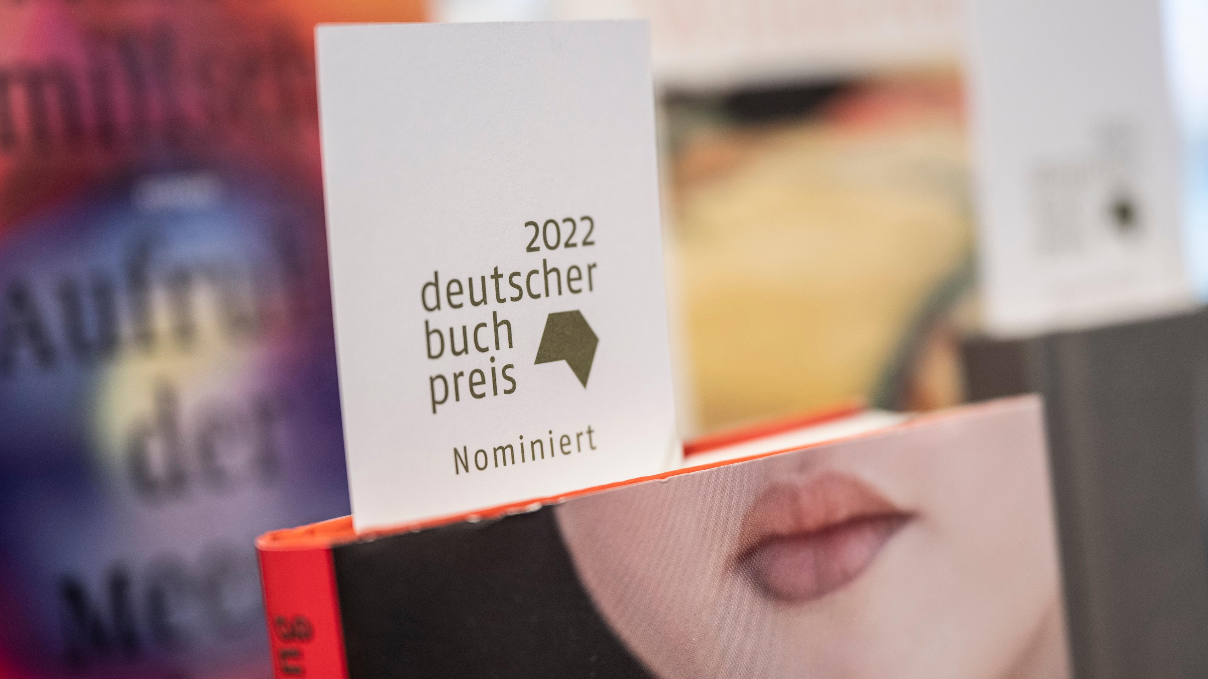 Buch mit einem Zettel auf dem Deutscher Buchpreis steht