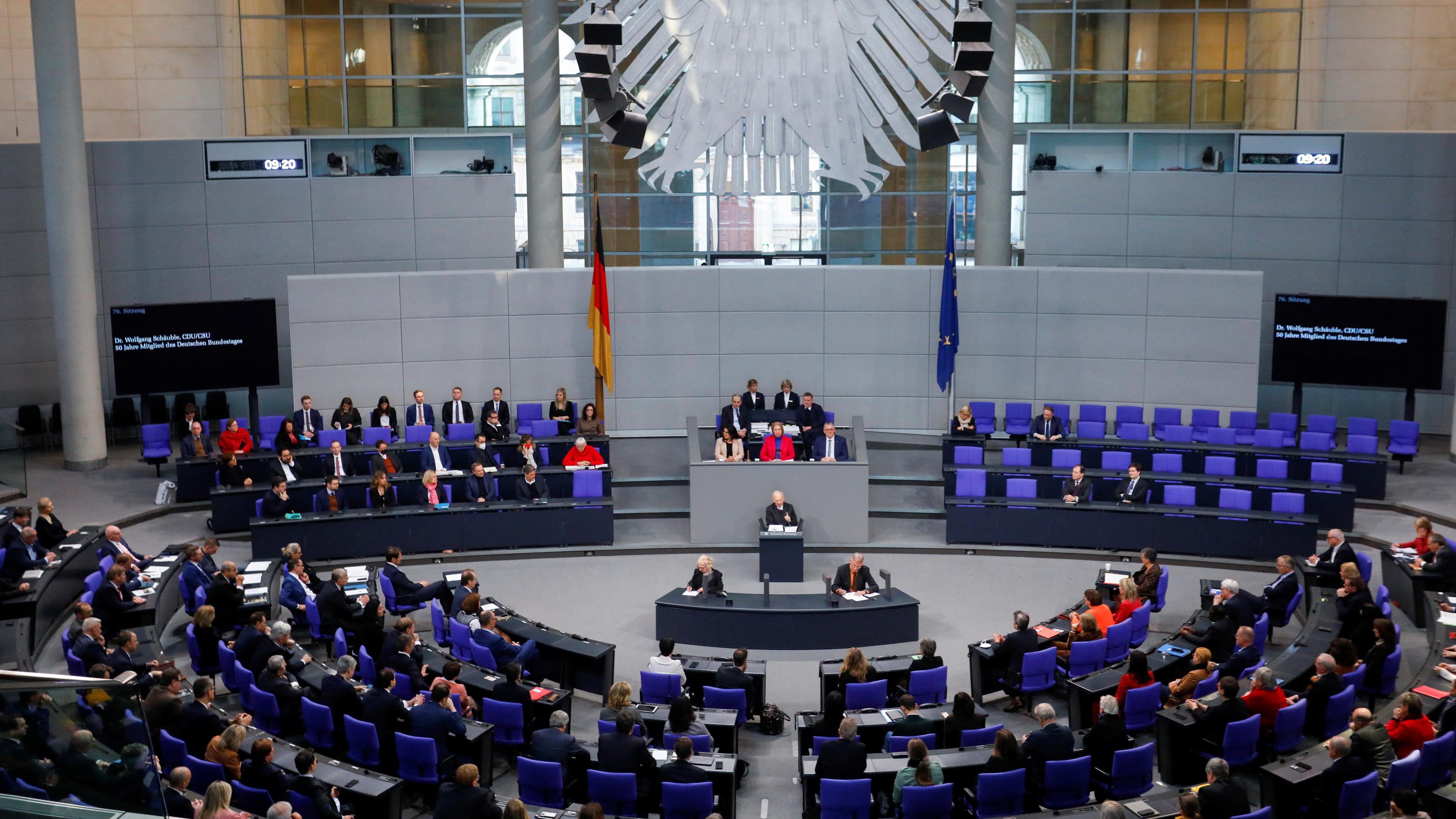Wolfgang Schäuble (CDU) spricht während einer Bundestagssitzung