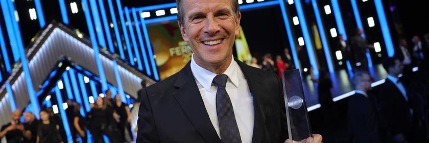 Markus Lanz mit dem Deutschen Fernsehpreis 2026 lächelt in die Kamera