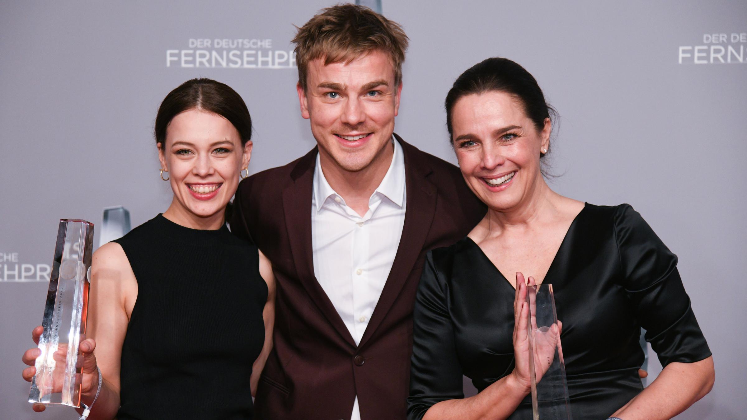 Paula Beer, Albrecht Schuch und Desirée Nosbusch mit dem Deutschen Fernsehpries für die ZDF-Serie "Bad Banks"