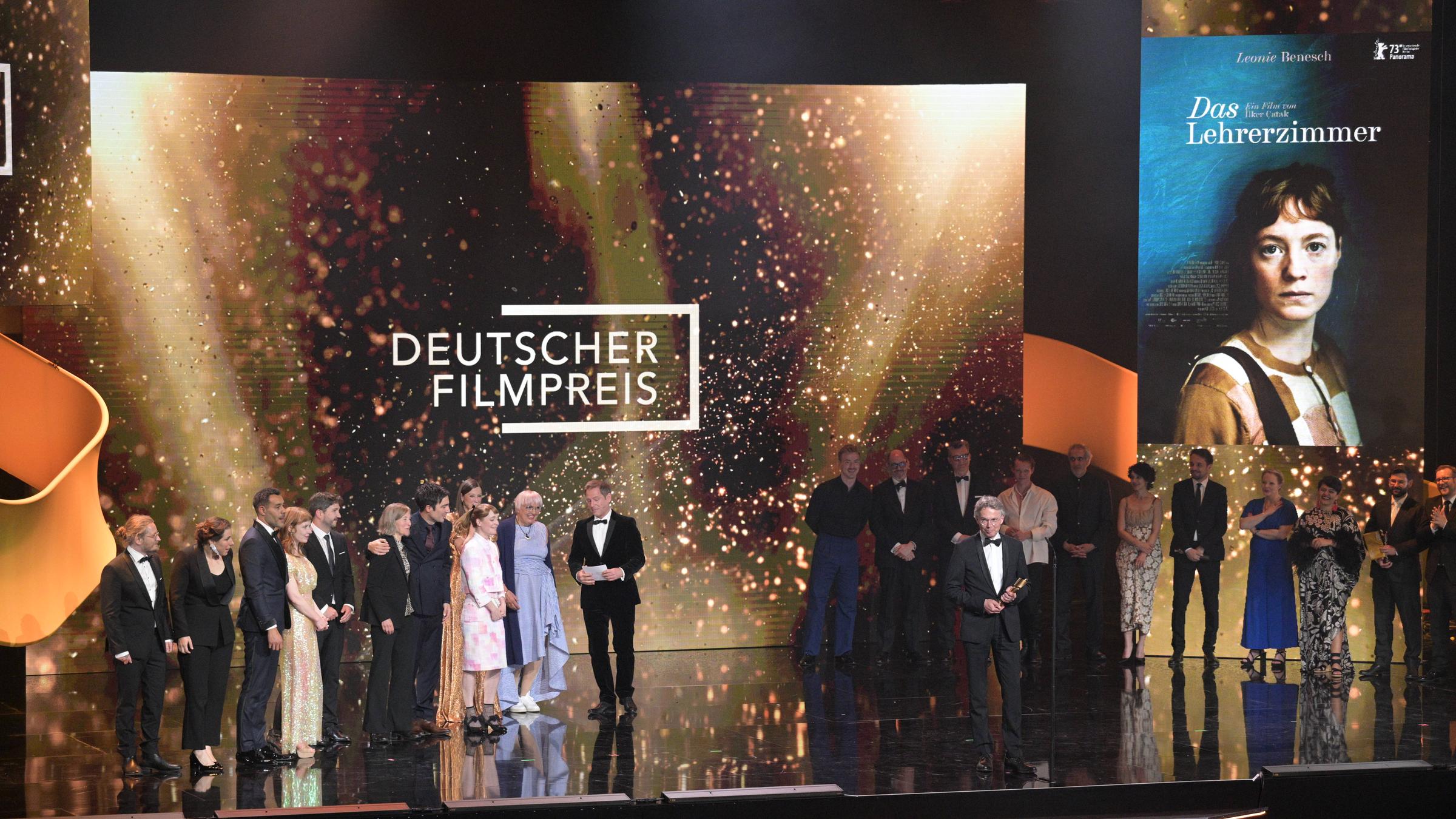 Das Team von "Das Lehrerzimmer" steht bei der Verleihung der "Lola in Gold" auf der Bühne.