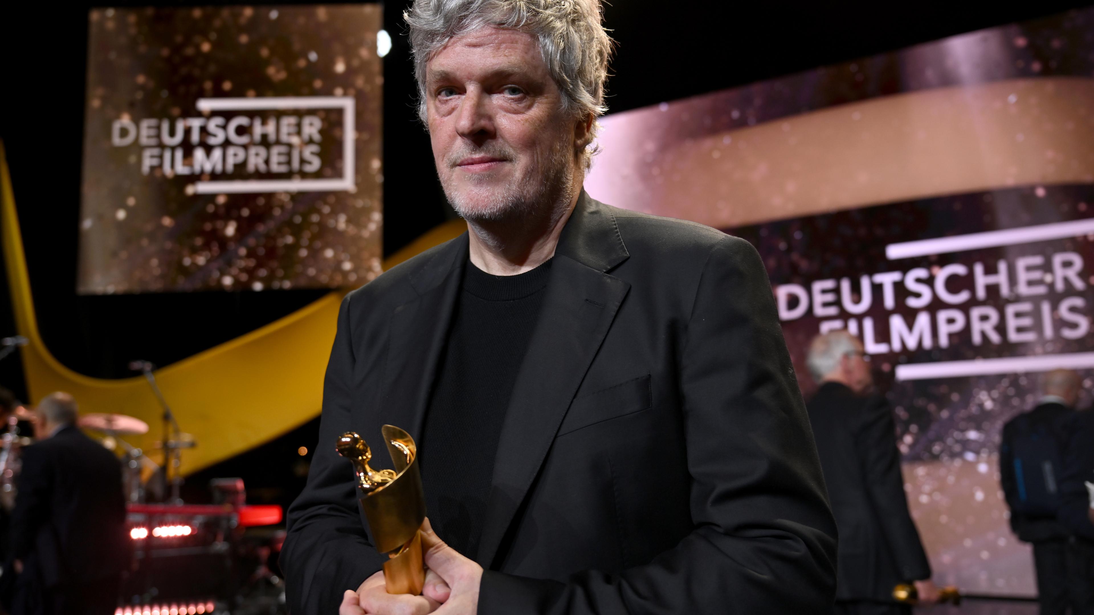 03.05.2024, Berlin: Regisseur Matthias Glasner freut sich nach der Verleihung des Deutschen Filmpreises über die Lola in Gold für seinen Film "Sterben".