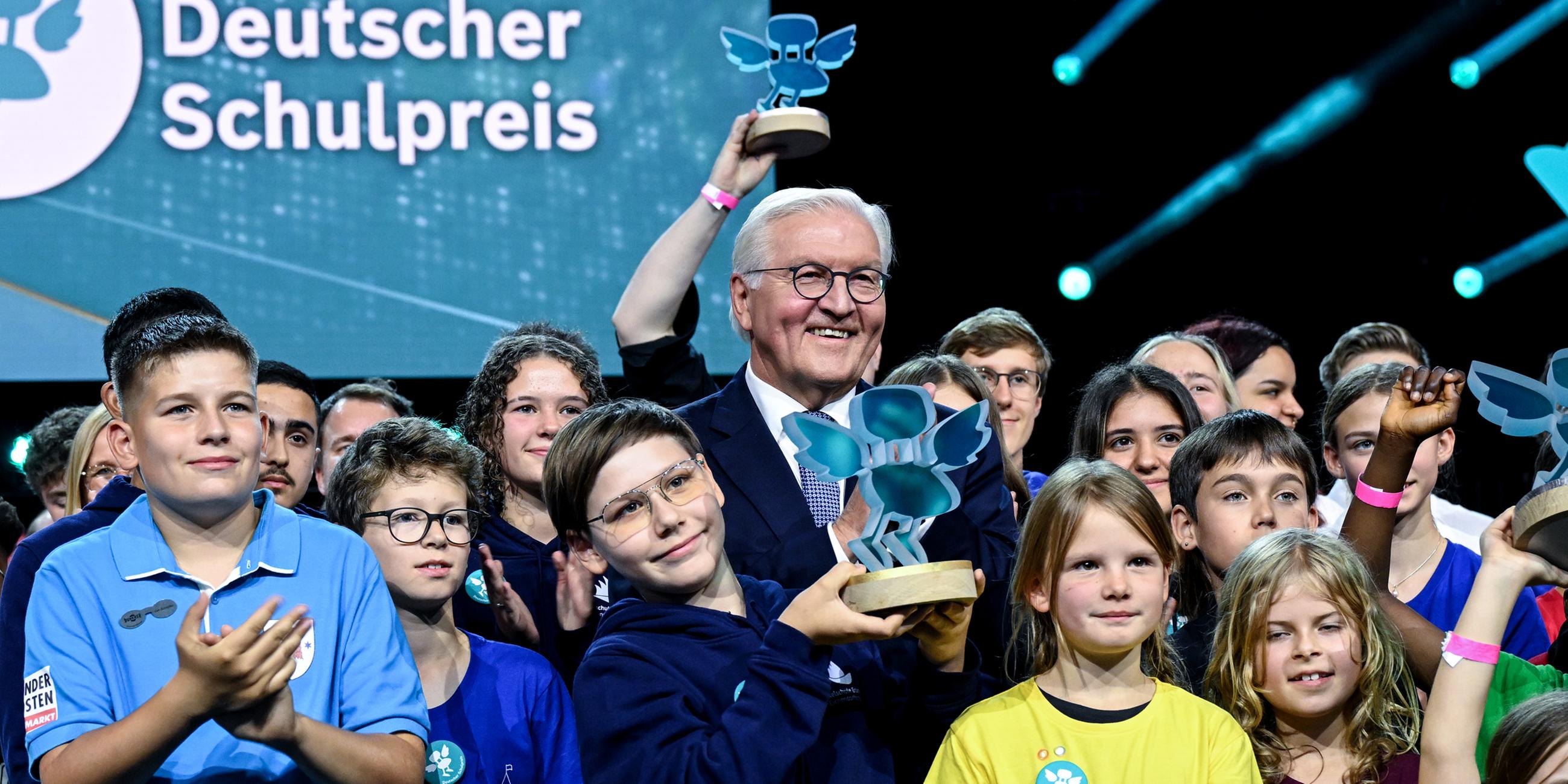 Bundespräsident Frank-Walter Steinmeier freut sich am 12.10.2023 bei der Verleihung das Schulpreises 2023 mit den Schülern der verschiedenen Schulen, die ausgezeichnet wurden.