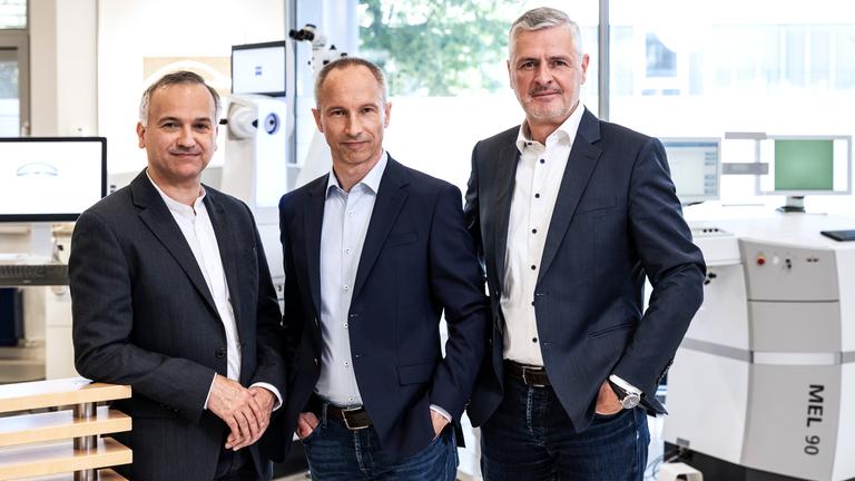 Forschen für gutes Sehen: (v.l.n.r.) Dr. Gregor Stobrawa, Dr. Mark Bischoff,  Dirk Mühlhoff