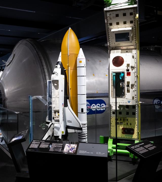 Verschiedene Exponate darunter ein Modell des Space Shuttles (M) sind bei Presserundgang im Deutschen Museum zu sehen.
