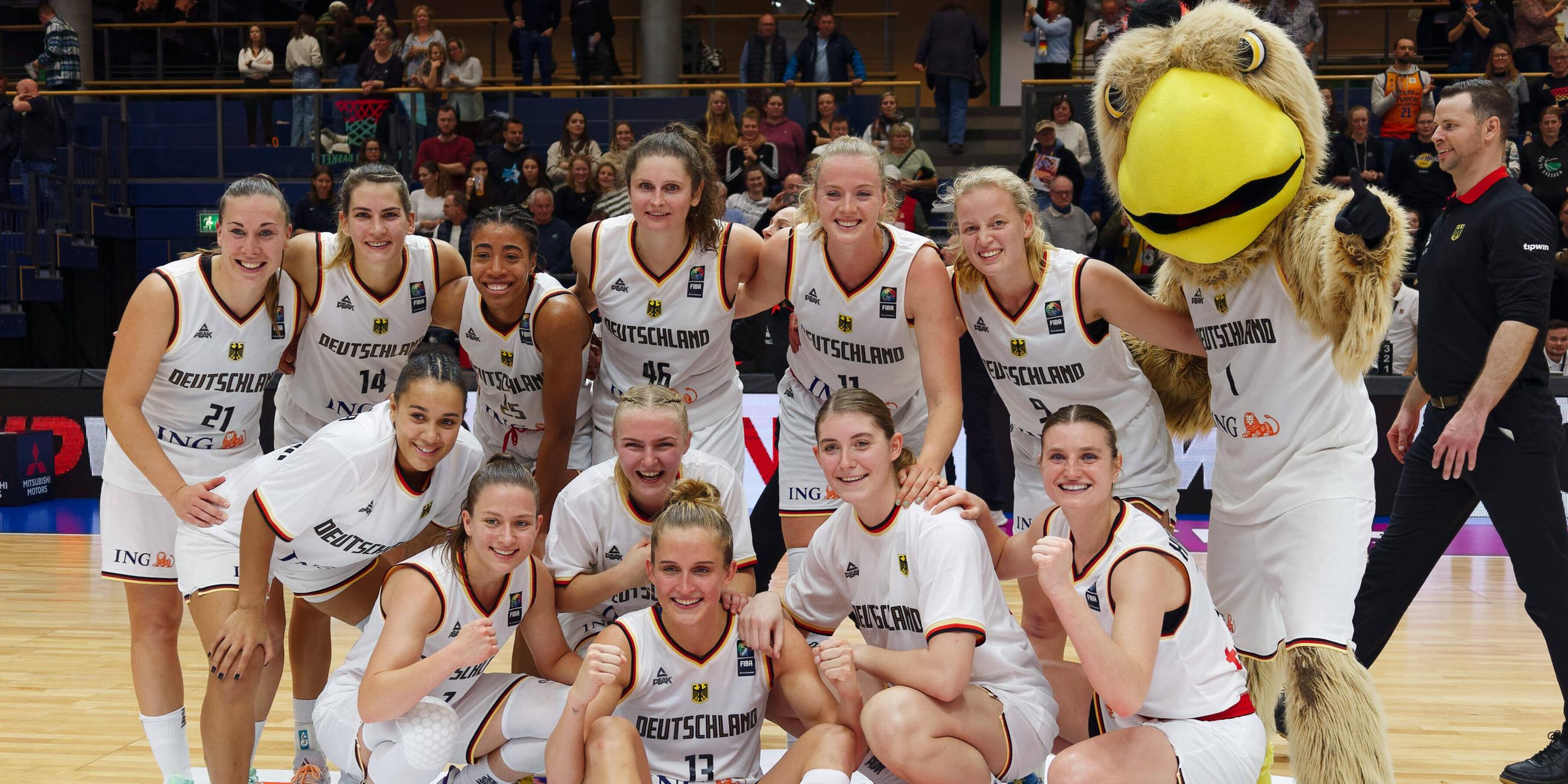 Deutsches Team Jubel nach 97:58 Heimsieg, Deutschland vs. Bosnien-Herzegowina, Basketball
