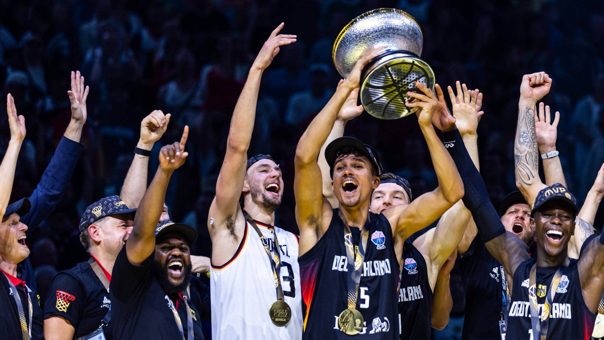 Dennis Schröder jubelt im EM-Finale 