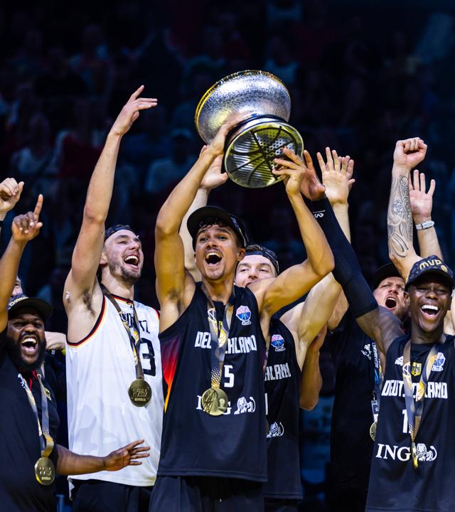 Dennis Schröder jubelt im EM-Finale 