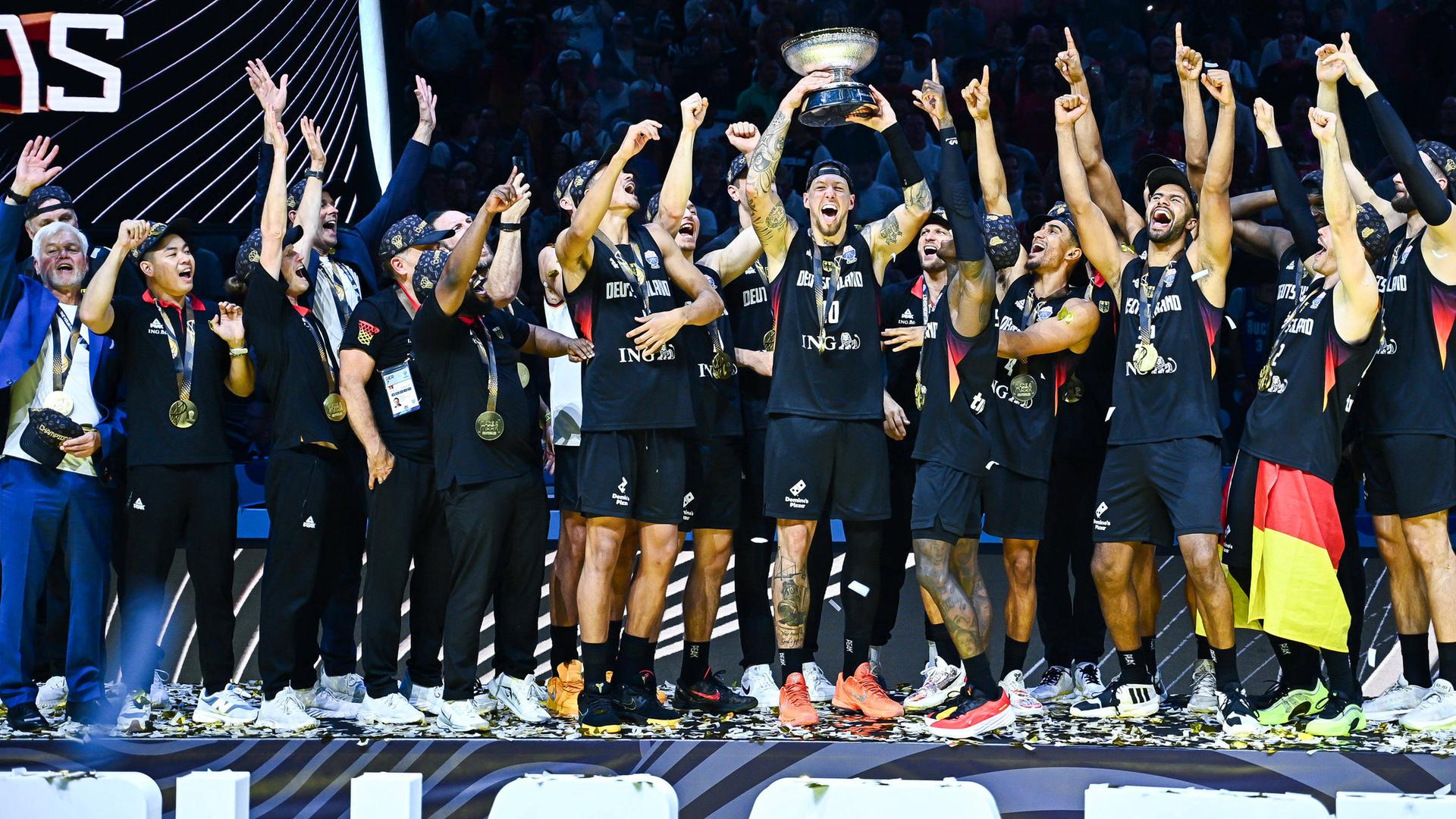 Dennis Schröder jubelt im EM-Finale 