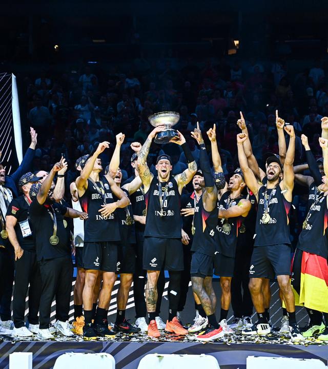 Dennis Schröder jubelt im EM-Finale 