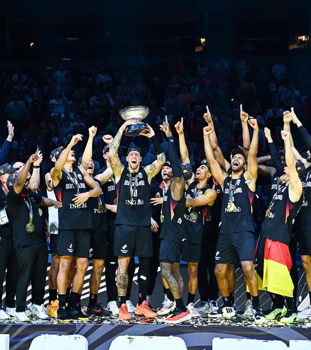 Dennis Schröder jubelt im EM-Finale 