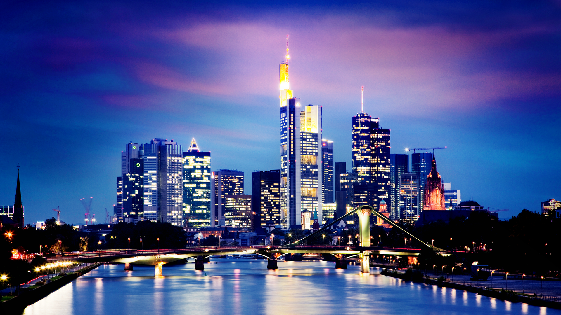 Skyline einer Stadt bei Nacht