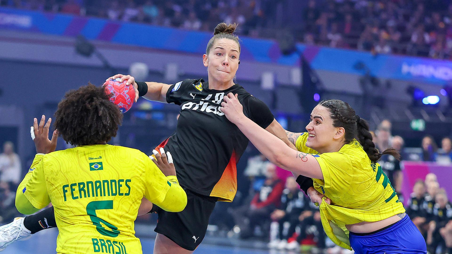 Emily Vogel (GER 20) im Zweikampf mit Mariane Fernandes (BRA 06), daneben Marcela Arounian (BRA 36).