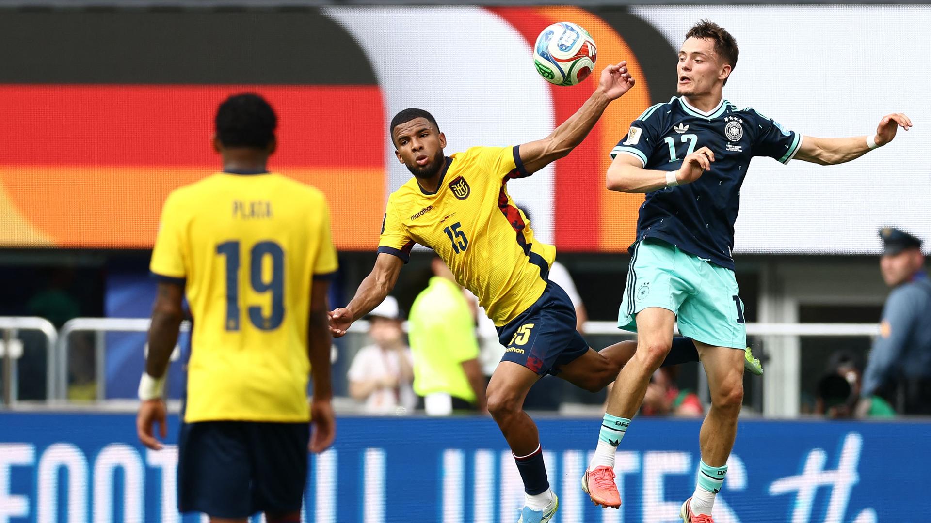 Florian Wirtz (Deutschland) und Pedro Vite (Ecuador) im Duell um den Ball beim WM-Gruppenspiel 2026.