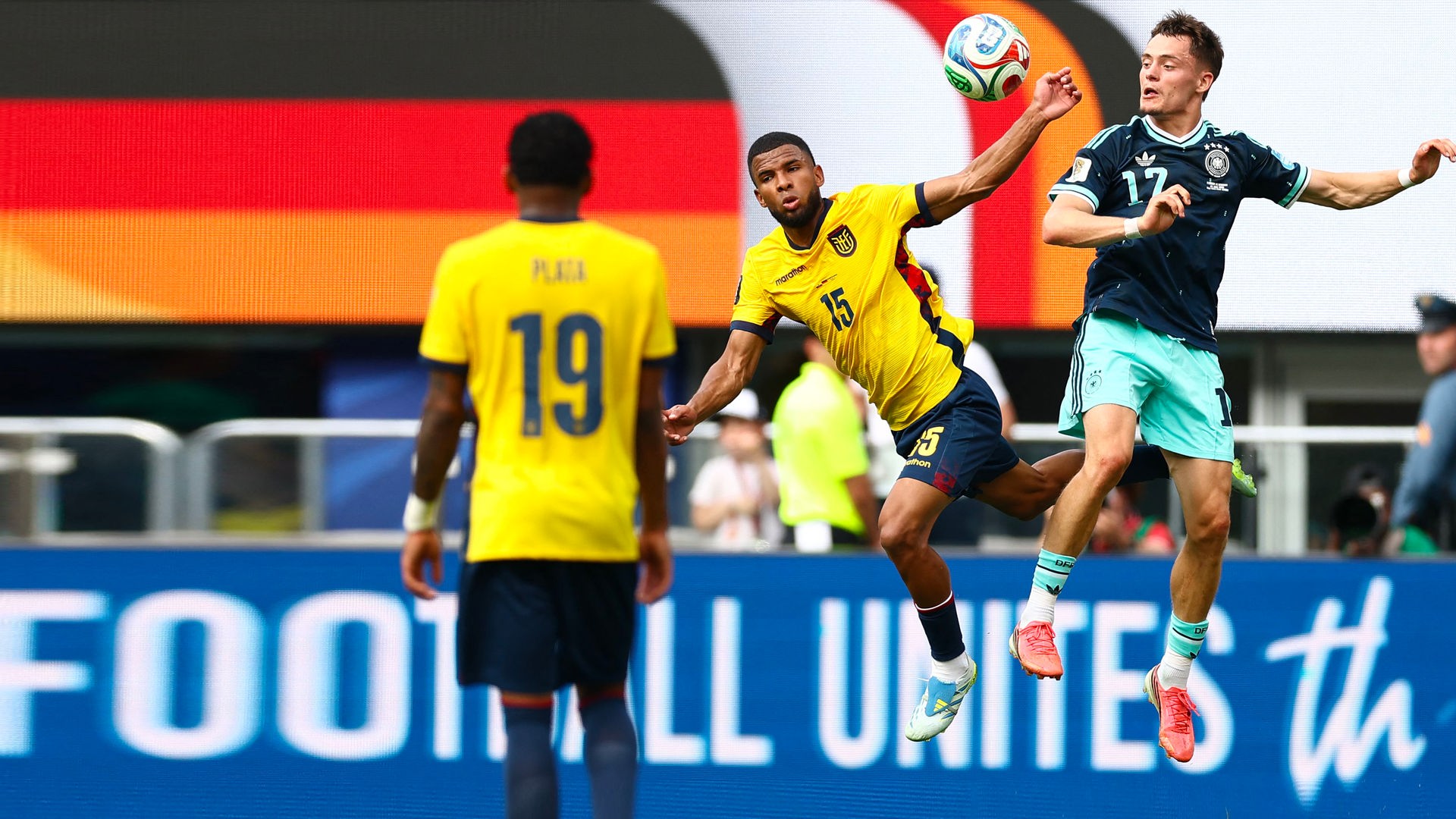 Florian Wirtz (Deutschland) und Pedro Vite (Ecuador) im Duell um den Ball beim WM-Gruppenspiel 2026.