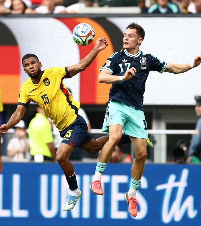 Florian Wirtz (Deutschland) und Pedro Vite (Ecuador) im Duell um den Ball beim WM-Gruppenspiel 2026.