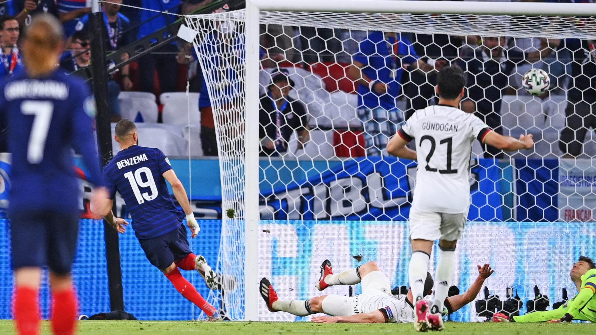 Frankreichs Karim Benzema schiesst ein Tor aus Abseitsposition