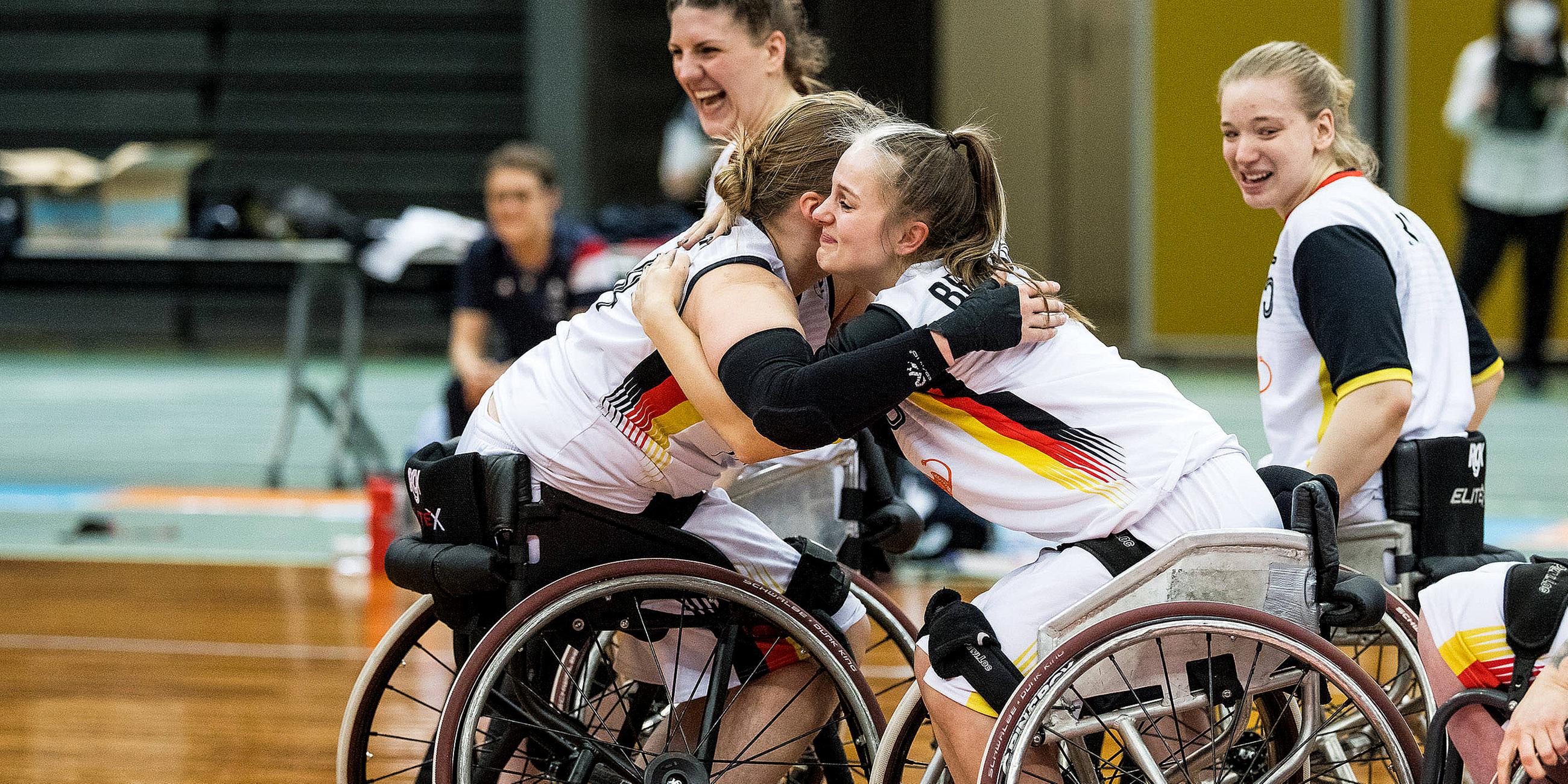 Mareike Miller (Deutschland, 4) und Lisa Bergenthal (Deutschland, 10) umarmen sich nach Abpfiff und der Qualifikation für die Paralympics.