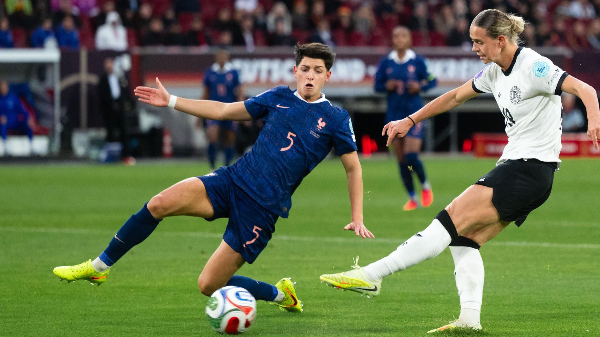 Deutschlands Klara Bühl im Zweikampf gegen Frankreichs Elisa De Almeida