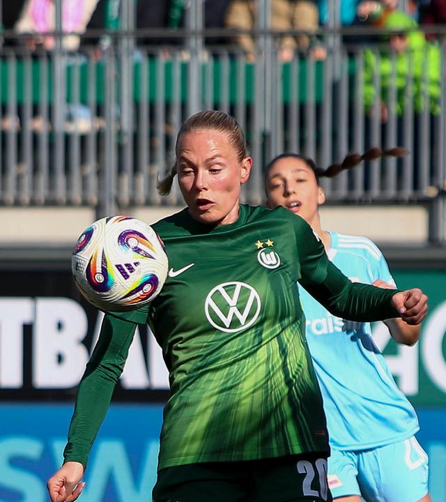 Guro Bergsvand (VfL Wolfsburg) kämpft. 