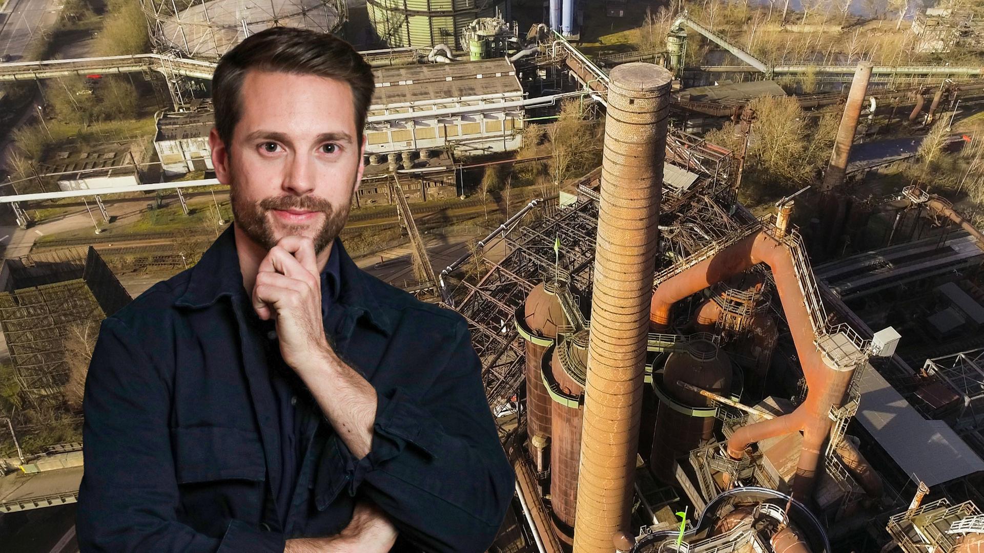 Mirko Drotschmann steht vor einer Lokomotive