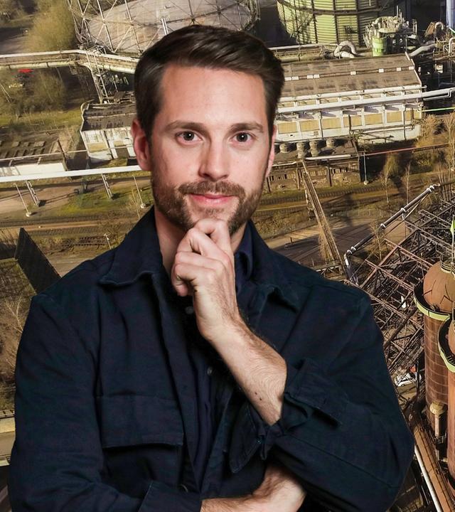 Mirko Drotschmann steht vor einer Lokomotive