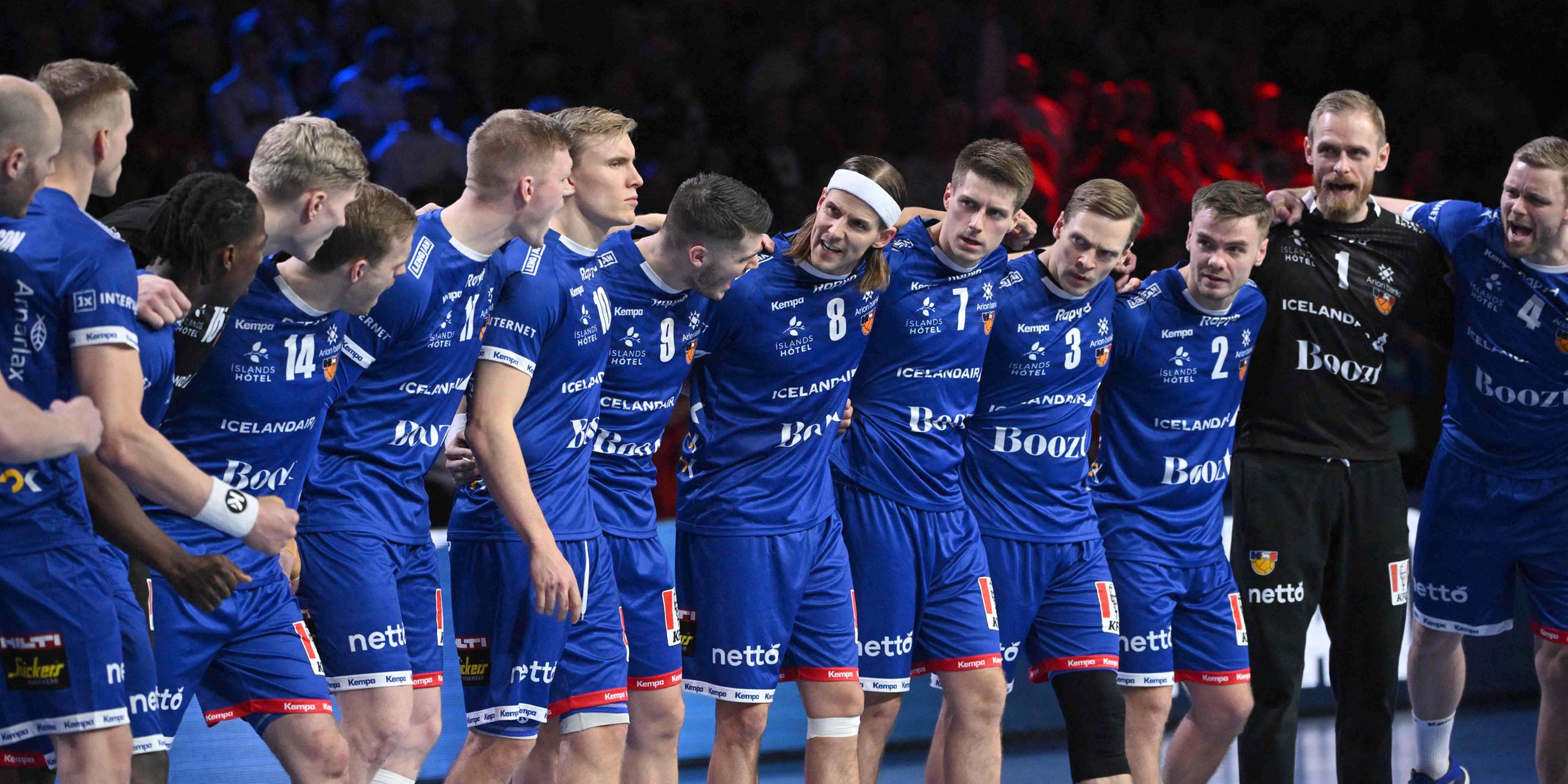 Reaktion der isländischen Spieler nachdem die richtige Hymne beim Spiel gegen Deutschland am 18.01.2024 gespielt wird.