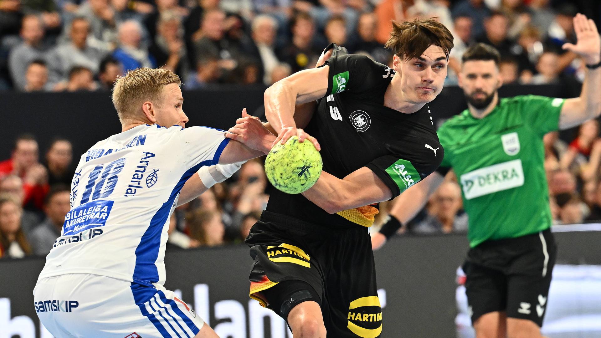 Miro Schluroff zieht nach einem Überzieher an Elloi Snaer Vidarsson (Island) vorbei