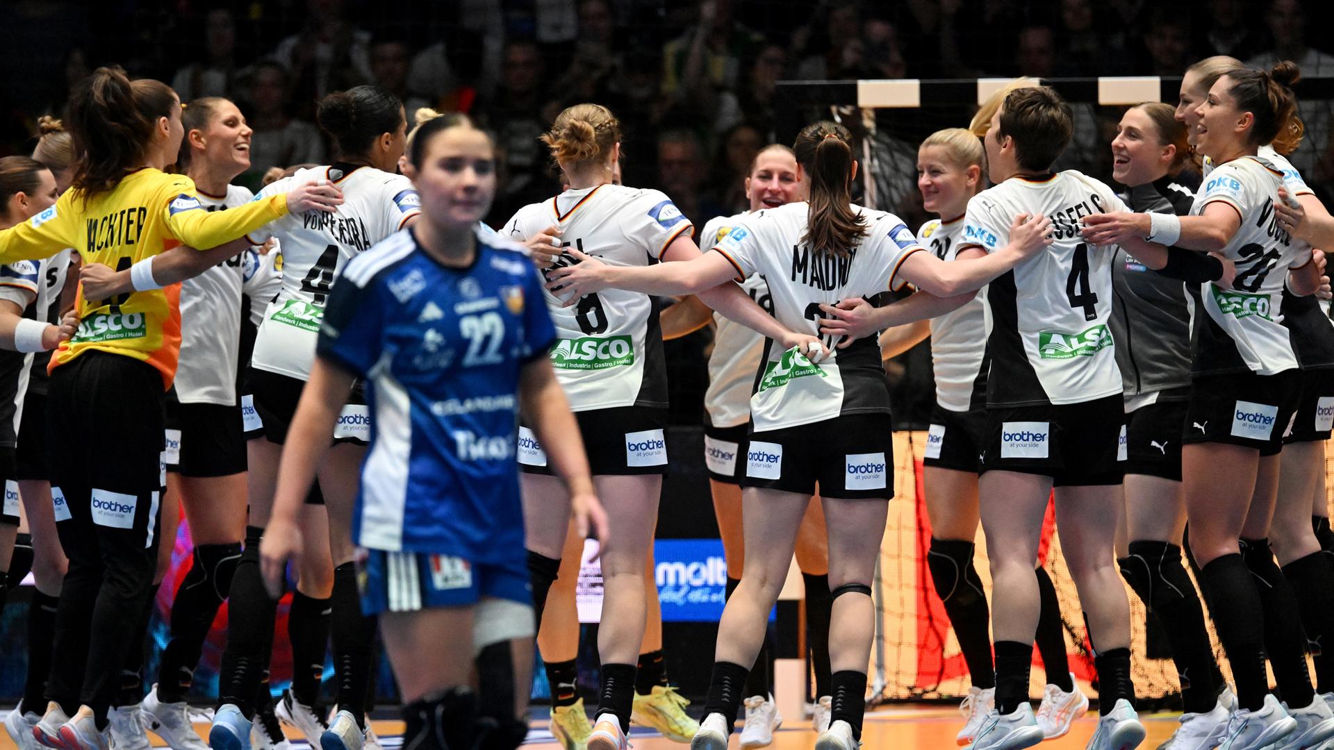 Die deutschen Spielerinnen jubeln.