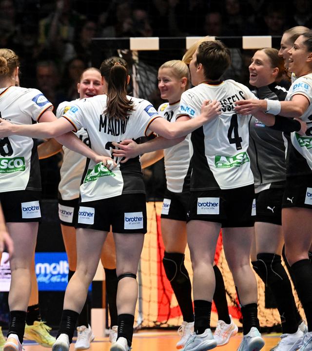 Die deutschen Spielerinnen jubeln.