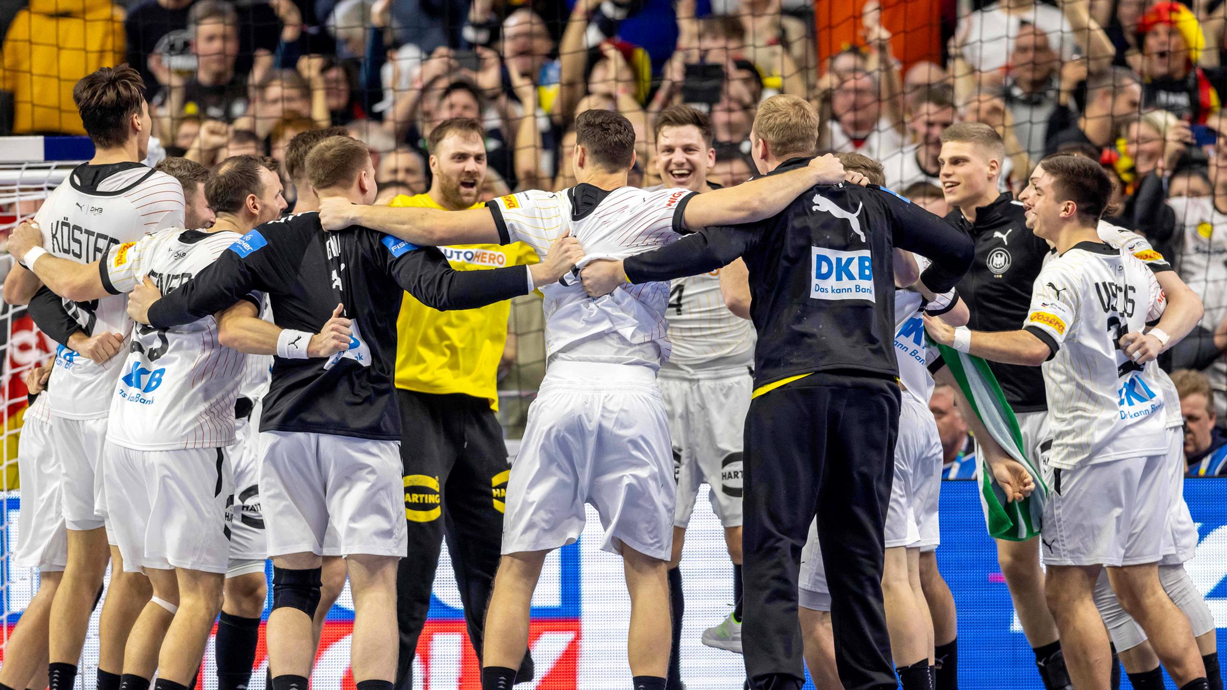 Die deutsche Handballmannschaft jubelt nach dem Sieg gegen Island am 18.01.2023.