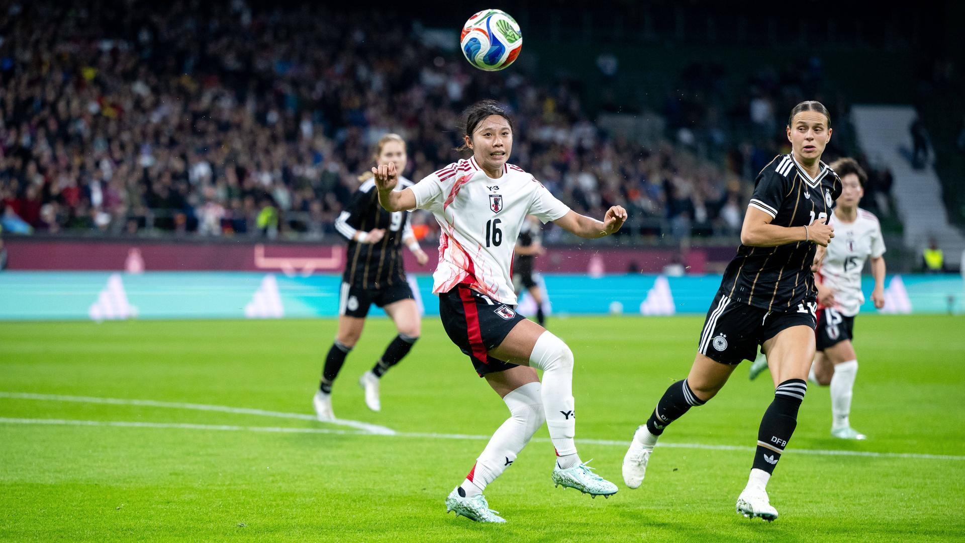 Klara Bühl im Zweikampf mit Yuzuki Yamamoto