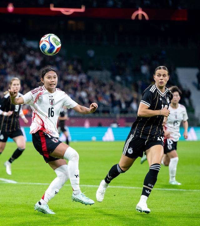Klara Bühl im Zweikampf mit Yuzuki Yamamoto