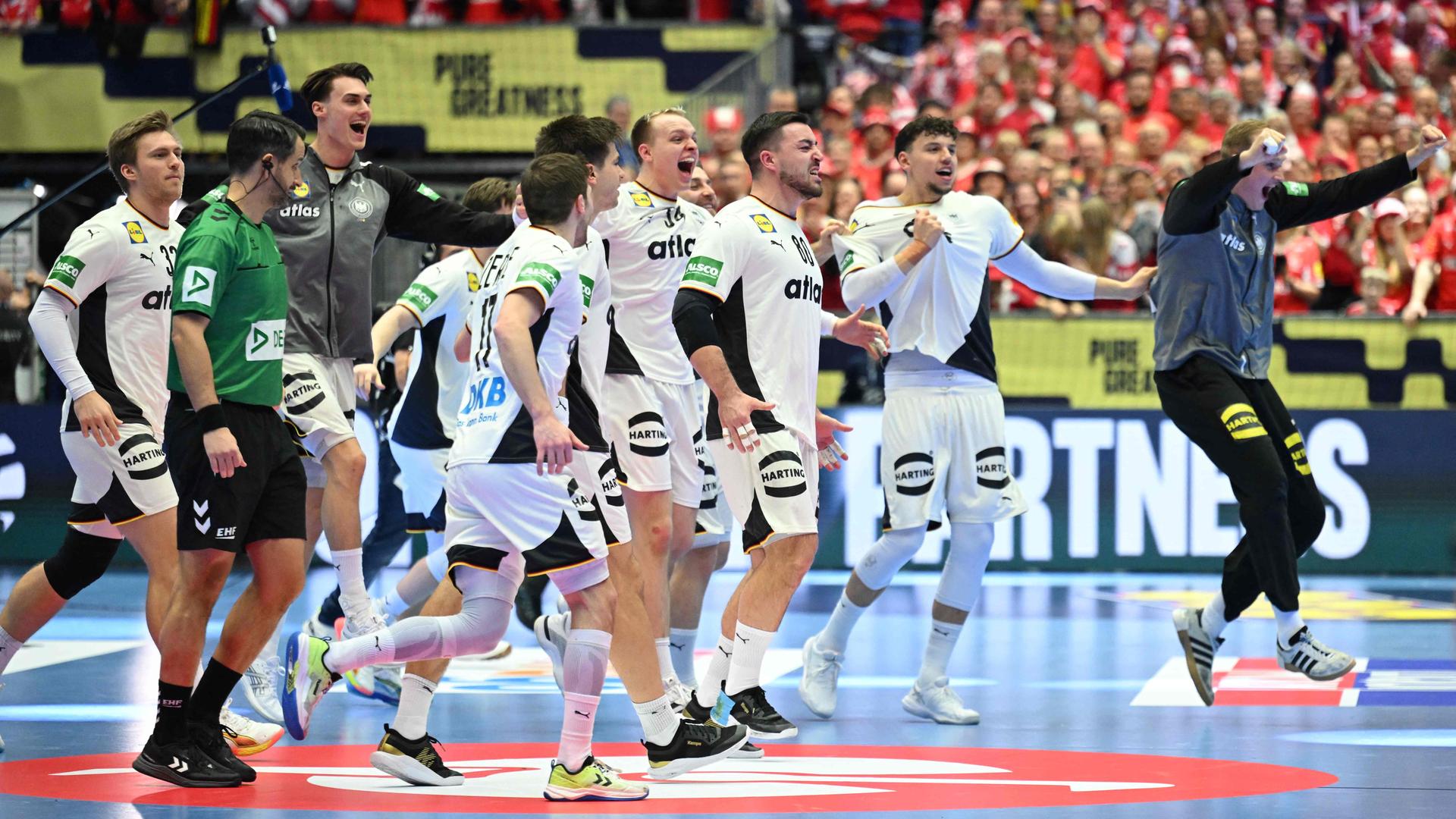 Deutsche Spieler feiern den Sieg über Kroatien.