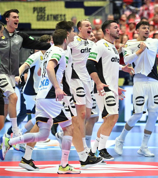 Deutsche Spieler feiern den Sieg über Kroatien.