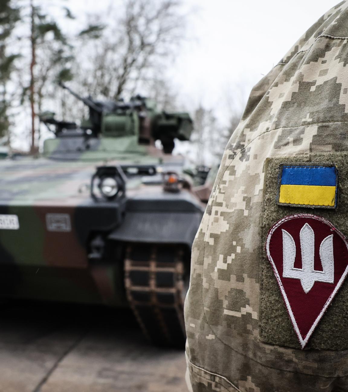  Ein Ukrainischer Soldat steht vor einem Schützenpanzer Marder bei einem Besuch von Bundesverteidigungsminister Pistorius bei der Panzertruppenschule im niedersächsischen Munster.