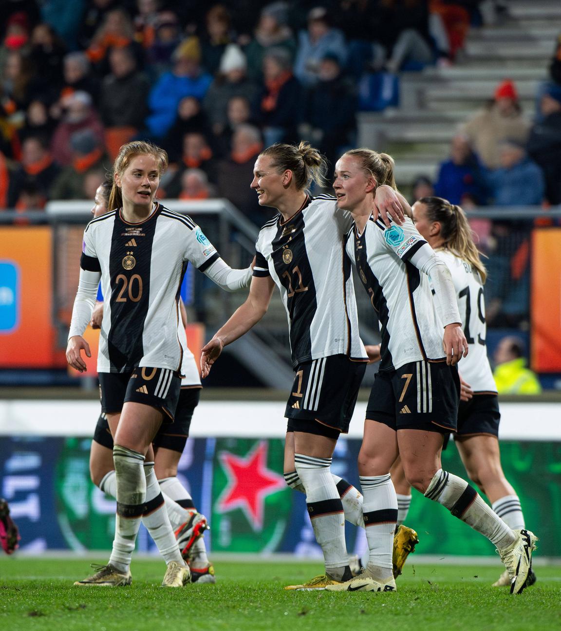 Deutschland bejubelt das Tor zum 2:0 gegen die Niederlande.
