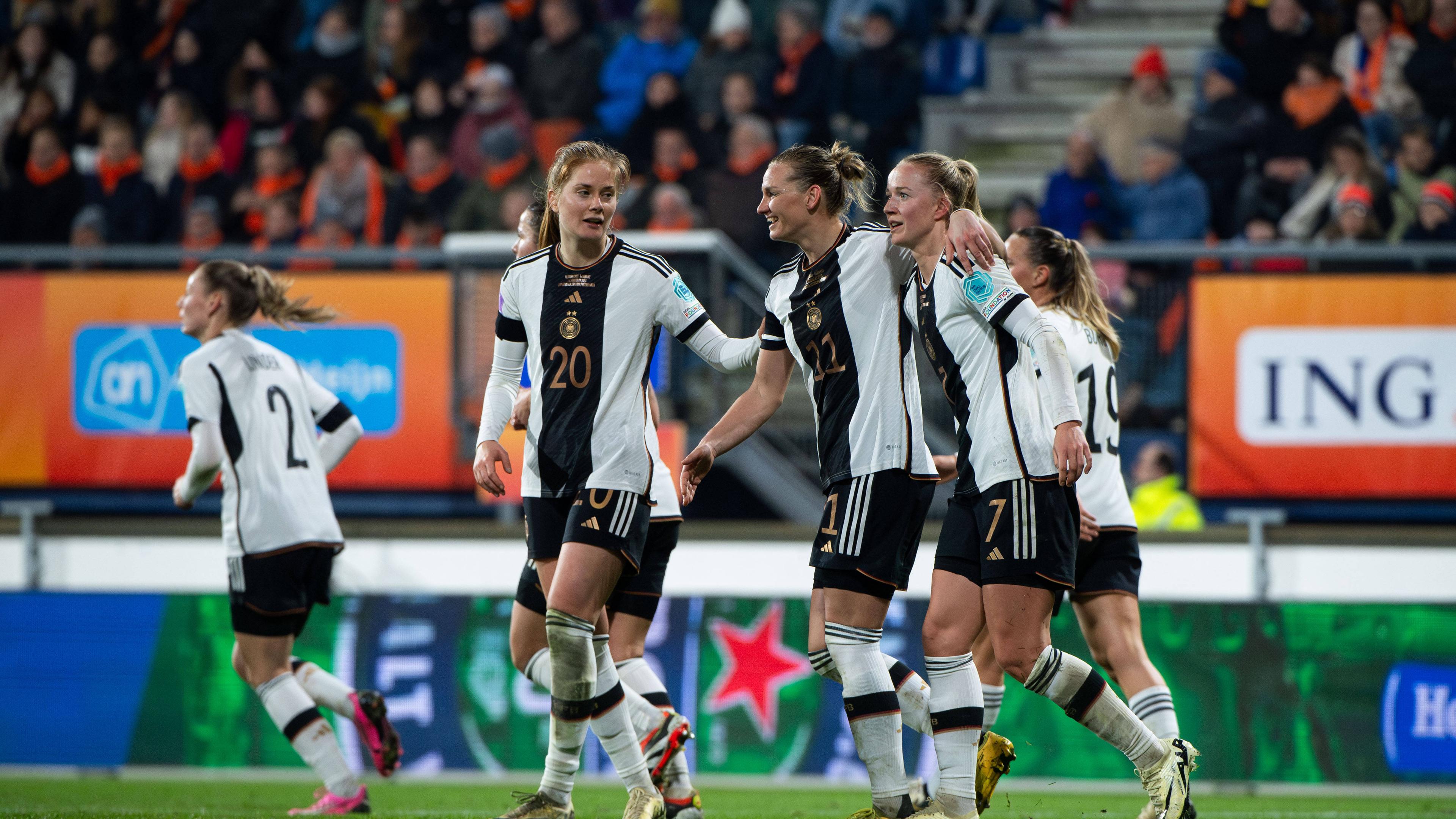 Deutschland bejubelt das Tor zum 2:0 gegen die Niederlande.