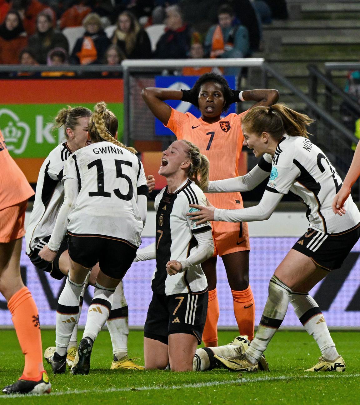 Deutschland feiert das 2:0 gegen die Niederlande.