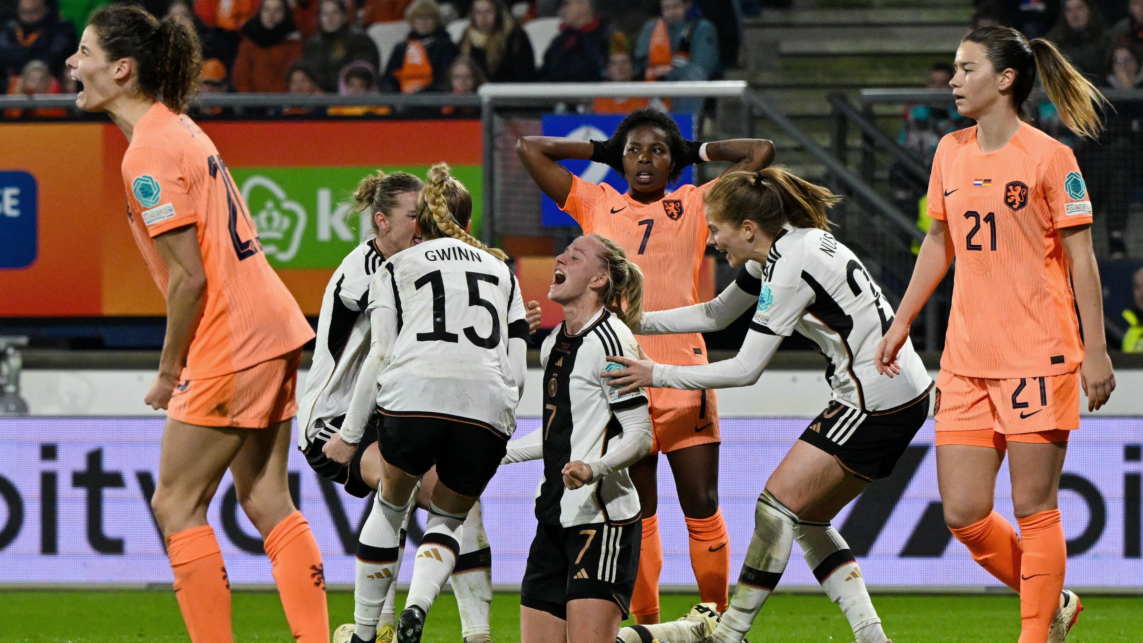 Deutschland feiert das 2:0 gegen die Niederlande.