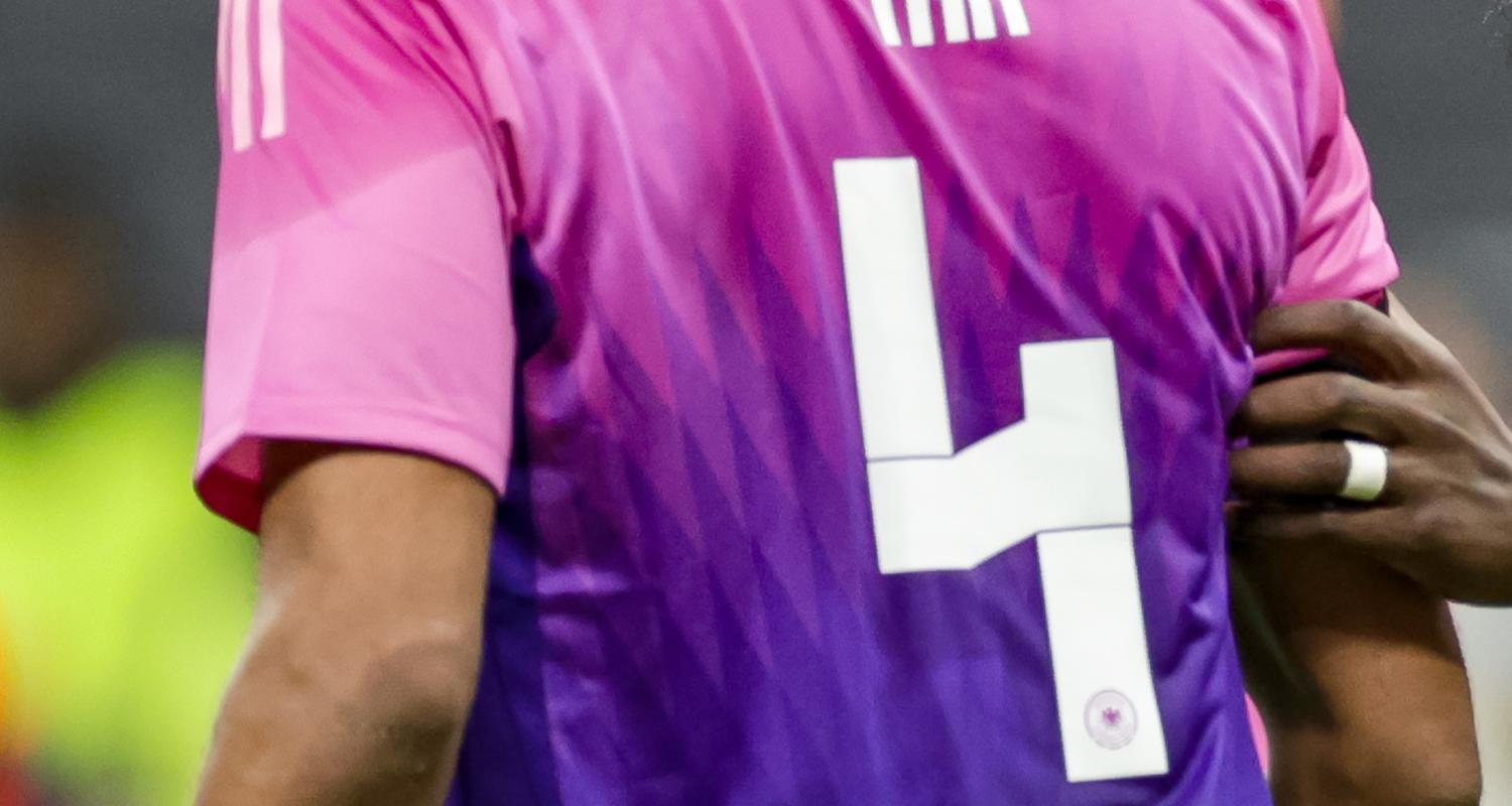 Jonathan Tah trägt das Adidas-Trikot mit der Rückennummer 4.