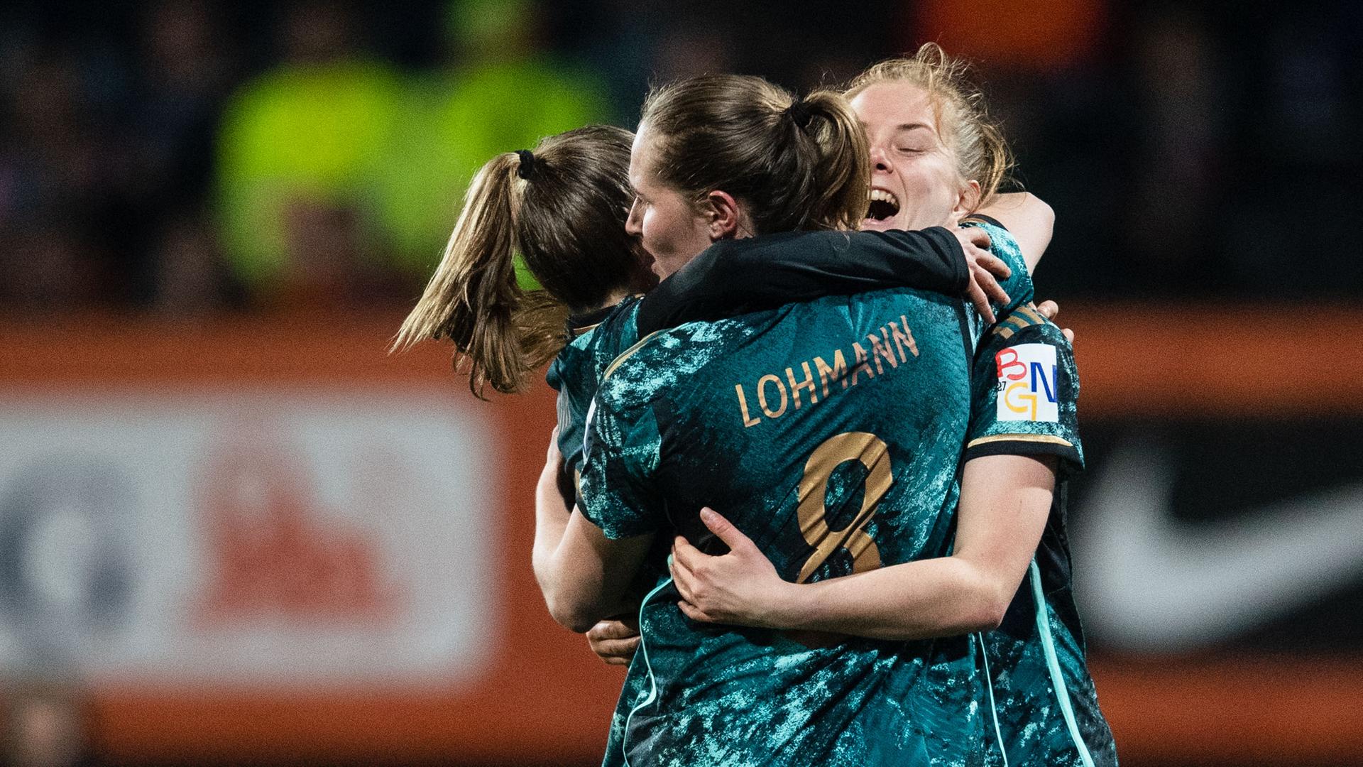 Fußball, Frauen-Länderspiel Niederlande - Deutschland in Sittard: Die Deutschen Tabea Wassmuth, Torschützin Sydney Lohmann und Sjoeke Nüsken (von links) jubeln nach dem Treffer zur 1:0 Führung.