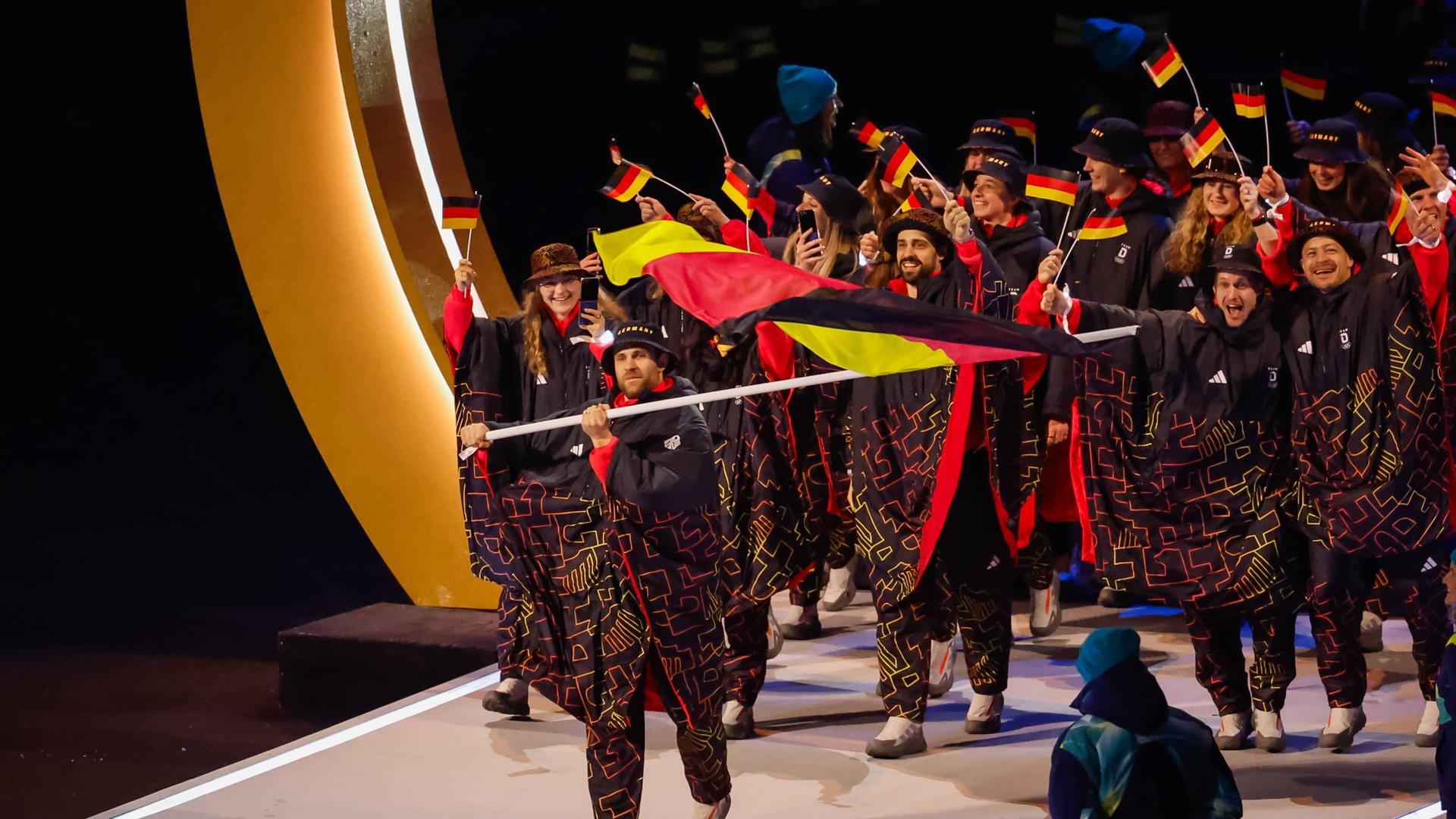 Das deutsche Olympiateam läuft mit Anglerhüten in Mailand bei der Eröffnungsfeier im San Siro ein