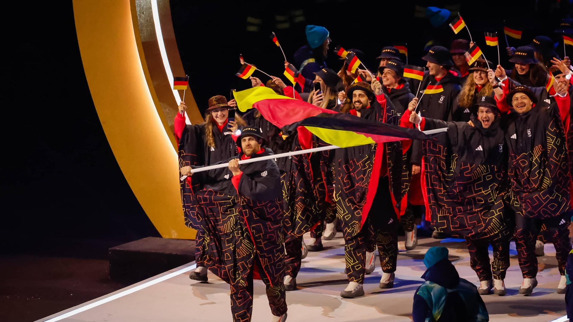 Das deutsche Olympiateam läuft mit Anglerhüten in Mailand bei der Eröffnungsfeier im San Siro ein