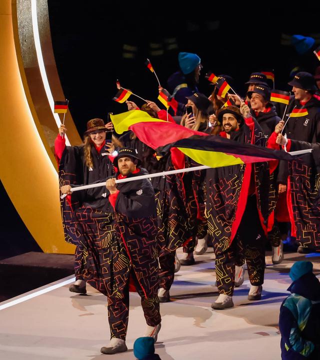 Das deutsche Olympiateam läuft mit Anglerhüten in Mailand bei der Eröffnungsfeier im San Siro ein