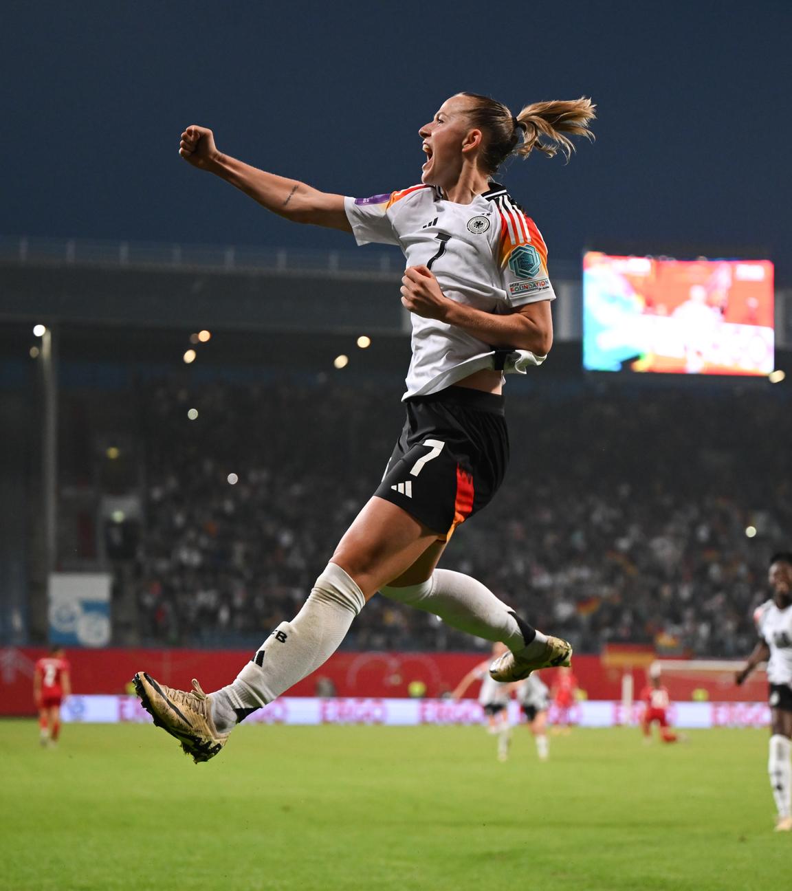 Deutschlands Lea Schüller jubelt über ihren Treffer zum 2:1 gegen Polen.